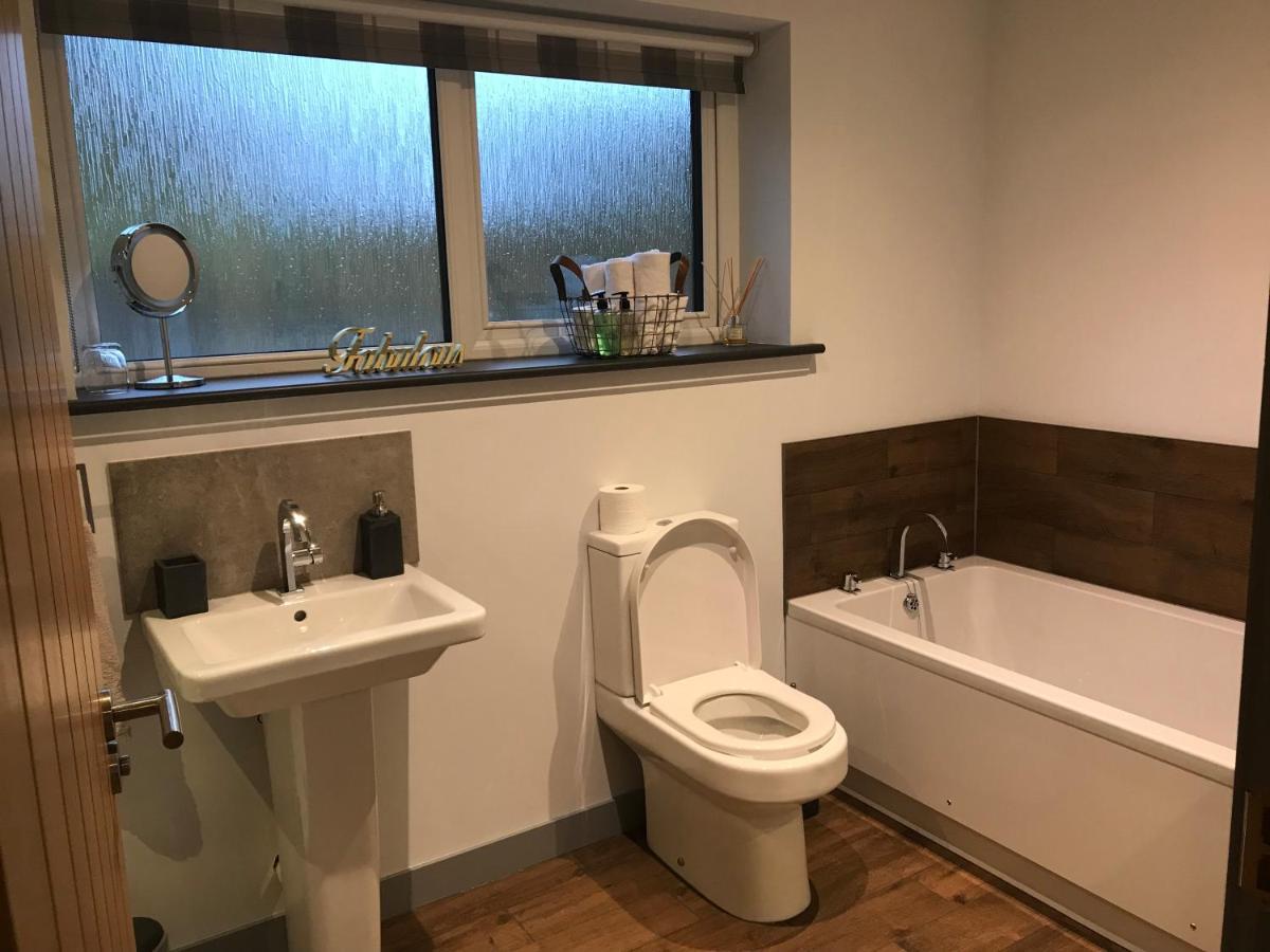 Vila The Bridge Self Catering Kilmaluag Exteriér fotografie